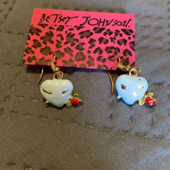 Betsey Johnson : Heart Earrings - Picture 4 of 4
